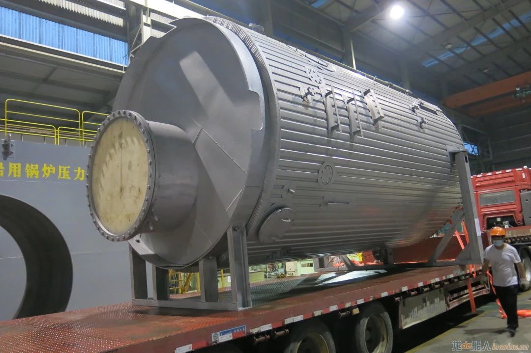 配套为扬州中远海运重工生产制作的首套n982船用锅炉产品连夜驶离厂区