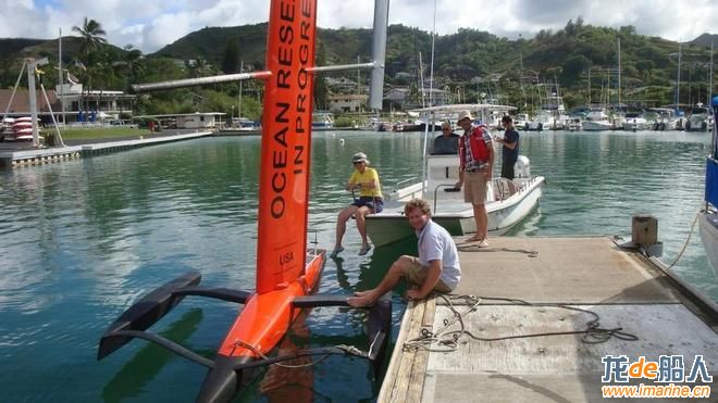 Alt_Saildrone in Hawaii with jubilant reception team1.jpg