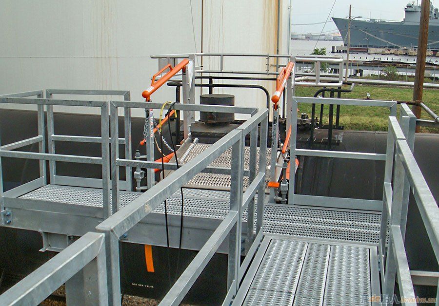 SafeRack-railcar_extra-wide-FRT-gangway-900x628  USA Industrial Archives.jpg
