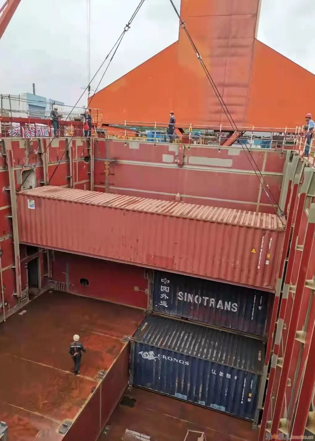 外高桥边检站助力新一代中型集装箱船交付运营今日迎来首航