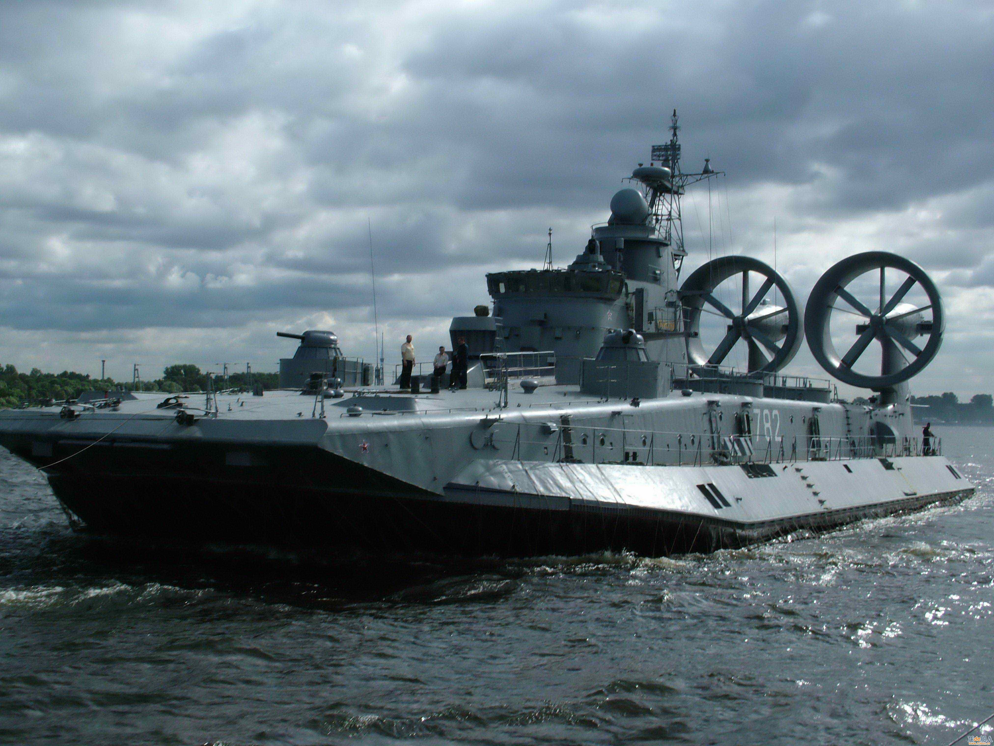 俄罗斯在役的野牛级气垫登陆艇写真集