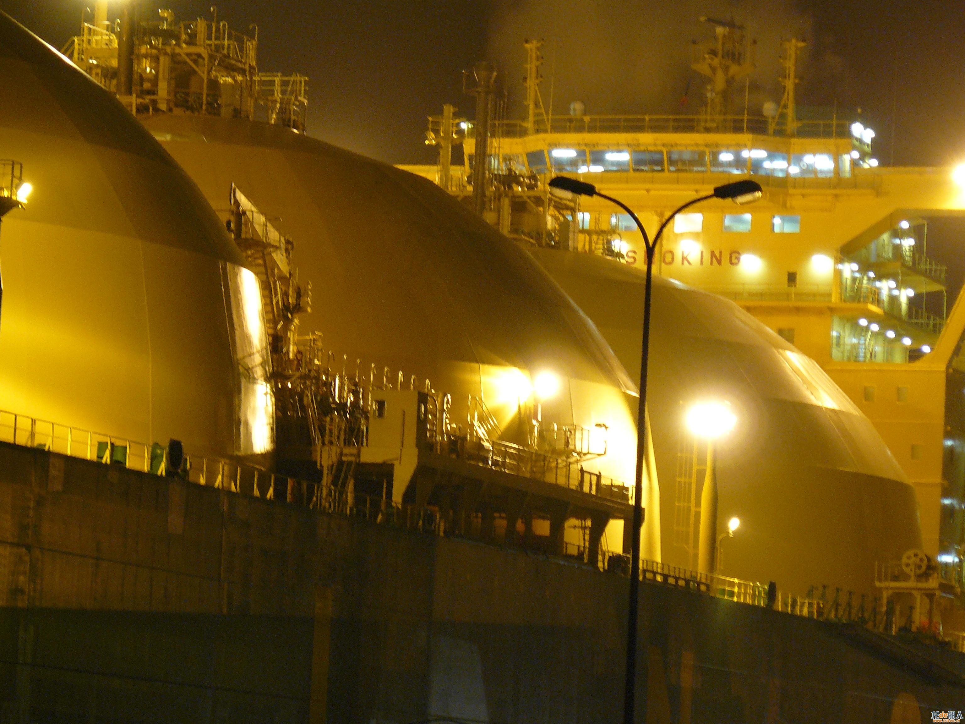 LNG Tanker at Brest by Night2.jpg