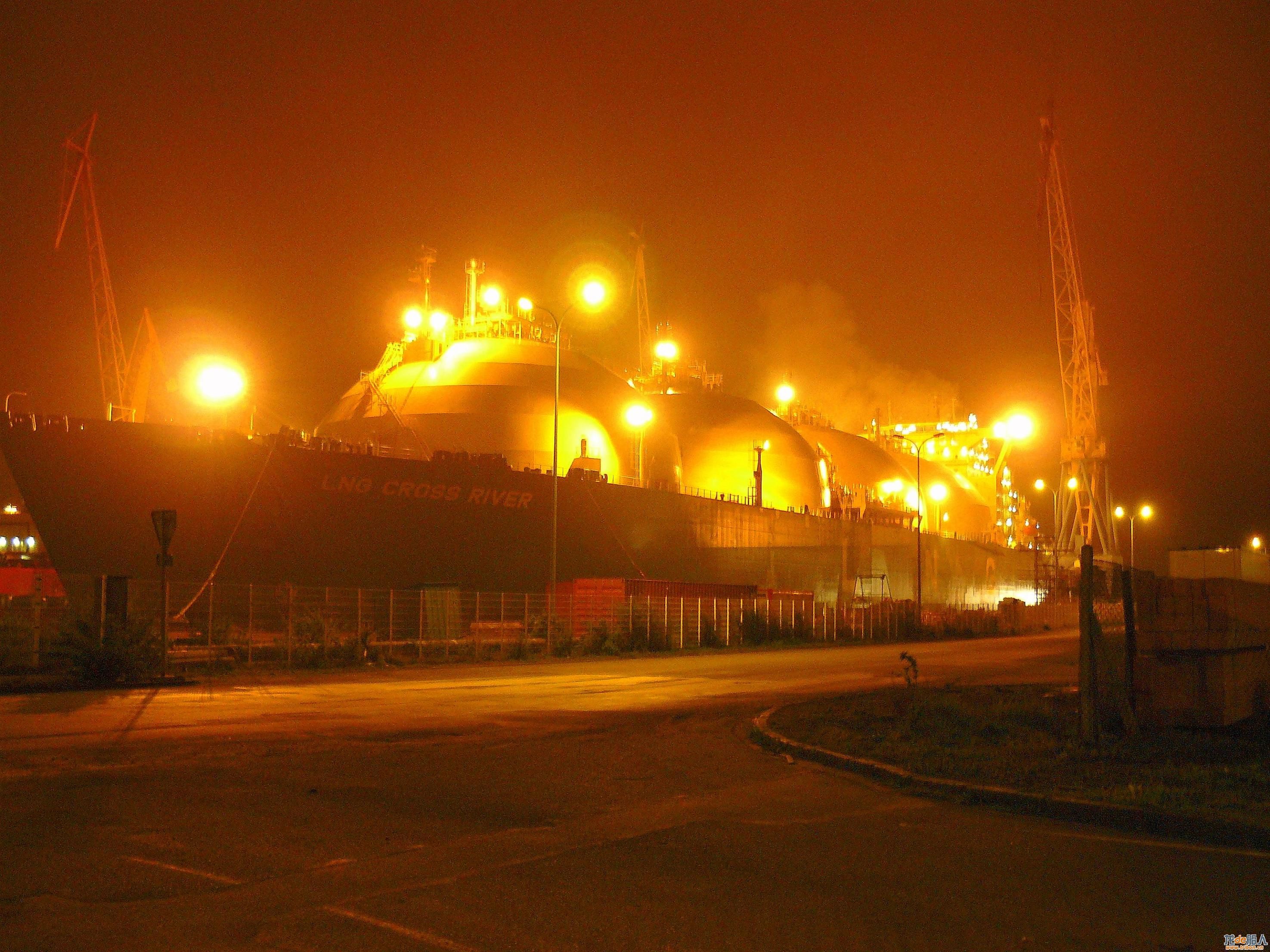 LNG Tanker at Brest by Night.jpg