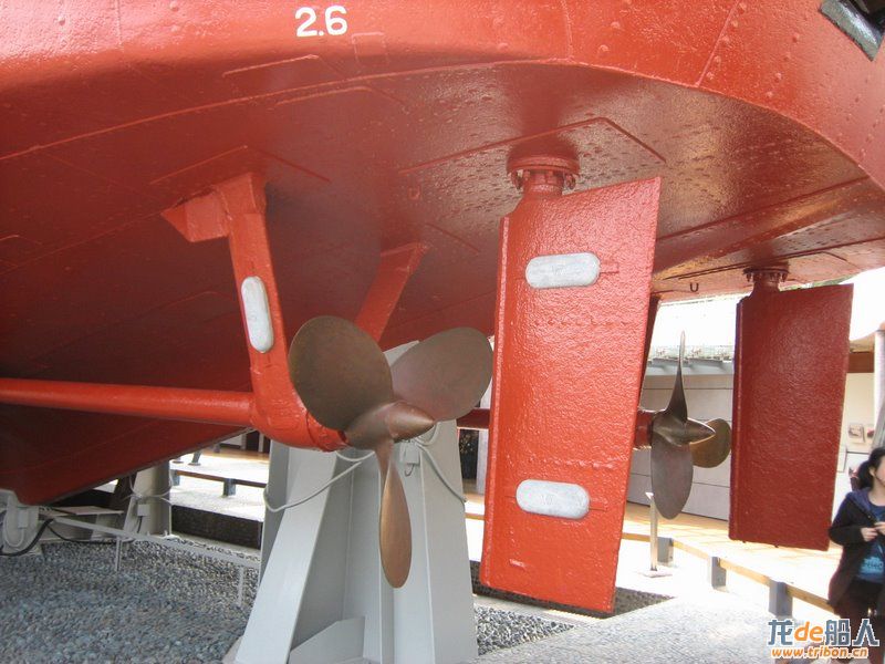 船壳水下部分在尾部舵叶处为何常有安装锌块的作法