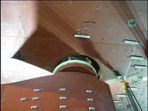 8 Azipod is being lowered from the hull..jpg