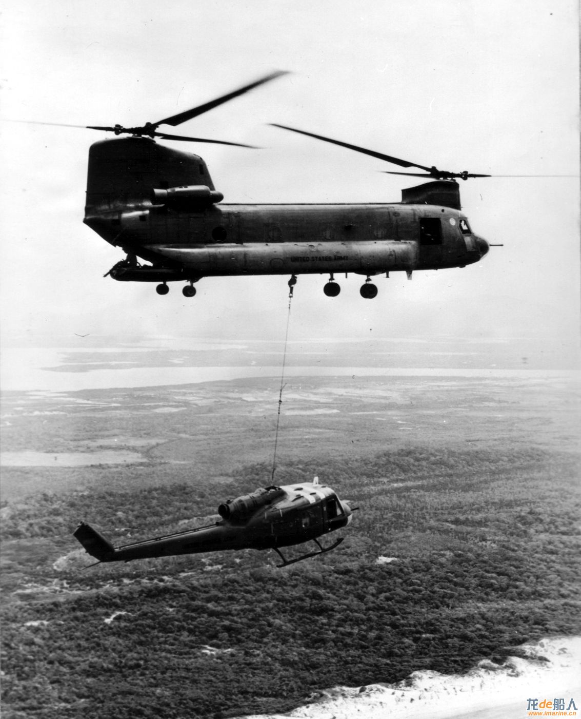 CH-47_recovers_UH-1_in_Vietnam.jpg