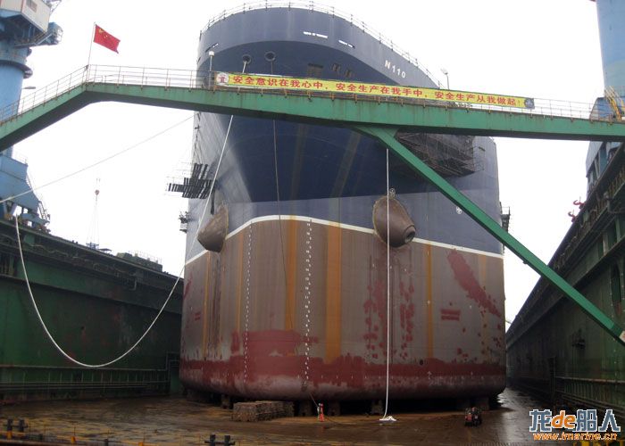 dalian-undocking-prep-4nov2011.jpg