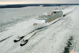 Freedom OTS leaves Turku with icebrakers - tugs